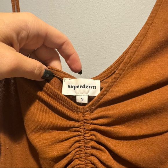 Superdown Brown Ruched Asymmetrical Top - Picture 4 of 5